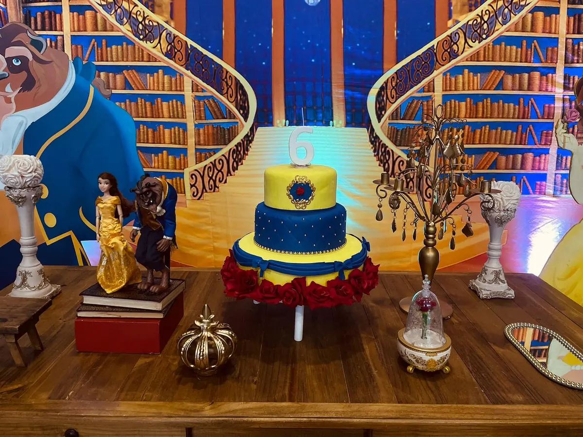 Bolo de aniversário de 6 anos na mesa principal decorada