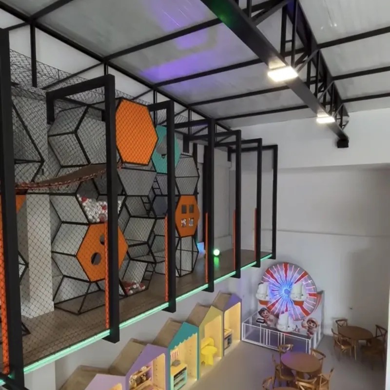 Mezanino com circuito de brinquedos, casinhas e mini roda-gigante vistos de cima