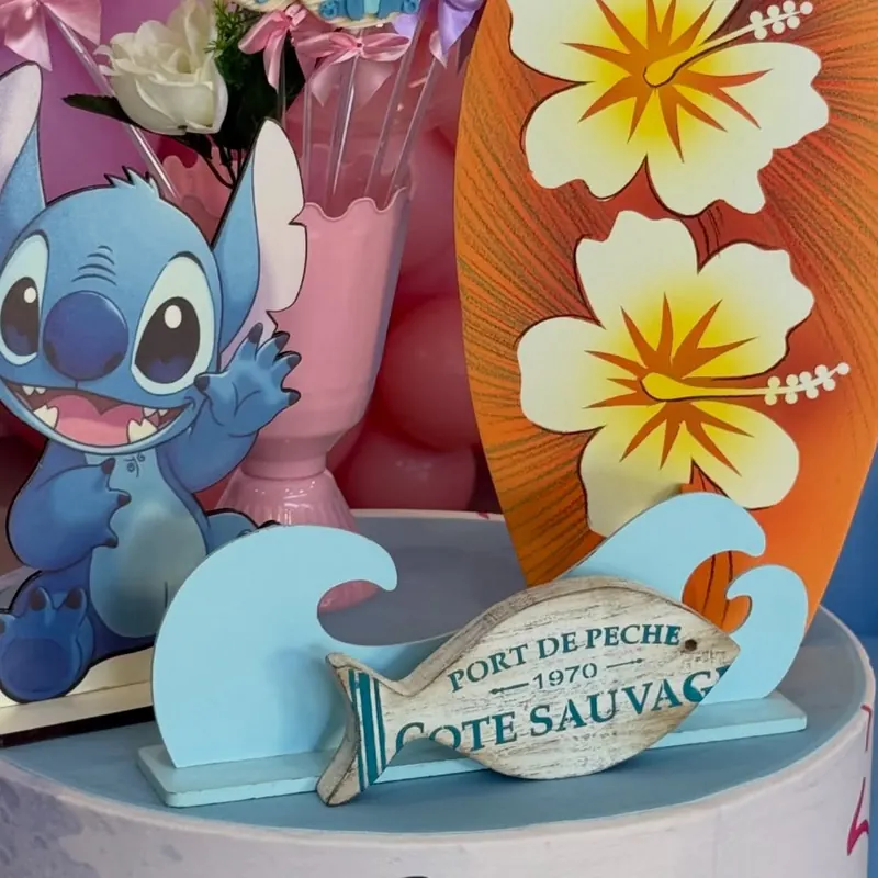 Detalhe da mesa decorada com tema havaiano e prancha de surfe